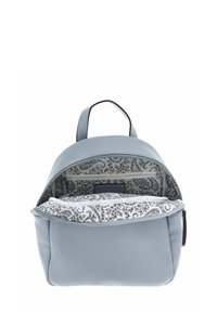 Sac à dos en cuir bleu clair de forme arrondie. L'intérieur présente un motif floral en noir et blanc, comprenant une poche zippée.