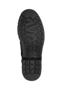 Suola di scarpa in gomma nera con trame di sottotrazione profonde per una buona aderenza; presenta una texture rigata, marcature in rilievo e una fascia di rinforzo nella parte centrale.