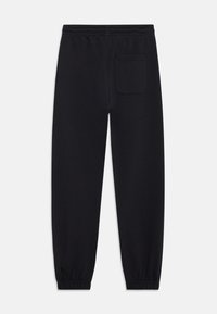 Melni sportiski bikses no mīksta auduma, ar elastīgu jostasvietu, piedurknēm pie potītēm un aizmugurējo kabatu labajā pusē.