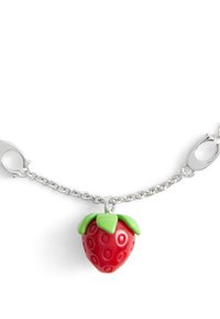 Pendentif fraise rouge sur un bracelet en chaîne en argent. Le pendentif présente des feuilles vertes, une finition brillante et des graines texturées pour le détail.