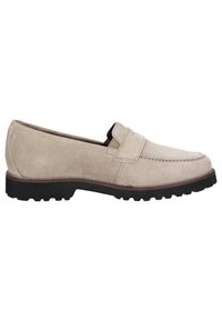 Mocassin en daim beige avec une semelle noire striée et un détail de bride sur le dessus, montré en vue de profil latéral.