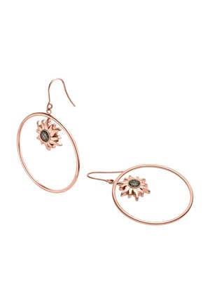 Roségold Creolen mit sonnenförmigen Anhängern, die einen kleinen irisierenden Stein in der Mitte haben, gezeigt vor weißem Hintergrund.