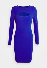 Robe moulante bleu roi à manches longues, côtelée, avec un col arrondi et un détail découpé au niveau de la poitrine.