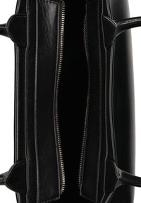 Borsa in ecopelle nera con apertura zip. Presenta manici piatti, una texture liscia e dettagli di cucitura lungo i lati. L'interno è scuro.