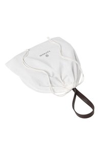 Biały worek na sznurku wykonany z miękkiej tkaniny, z okrągłym, skórzanym uchwytem i nadrukowanym logo na przodzie. Prosty, minimalistyczny design.