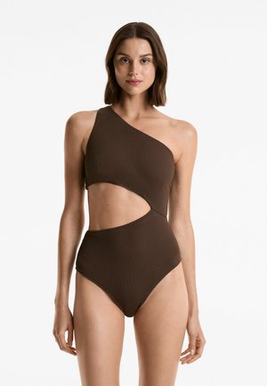 Brauner Badeanzug aus einem Stück mit gerillter Textur, asymmetrischem Ausschnitt und seitlichem Ausschnitt-Design in hoher Taille.