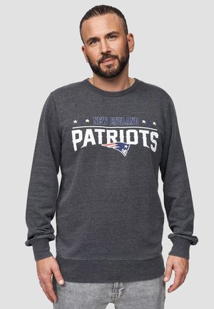 Felpa grigia con testo "New England Patriots" in bianco e blu, maniche lunghe, polsini e orlo a costine, realizzata in tessuto morbido.