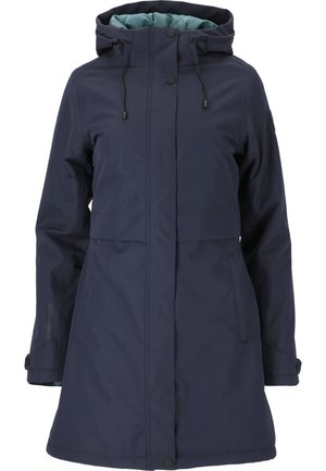 Marineblauwe waterdichte jas met een capuchon, voorzien van een lichtblauwe voering, drukknoopsluiting en een eenvoudige, recht-toe-rechtaan snit. Inclusief verstelbare drawstrings.