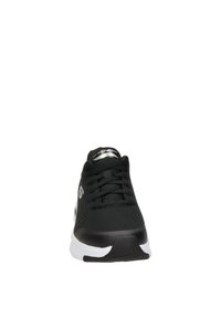 Scarpa sportiva nera con tomaia in rete e chiusura con lacci. Presenta una suola bianca e un marchio argentato sulla linguetta. Design distintivo della punta arrotondata.