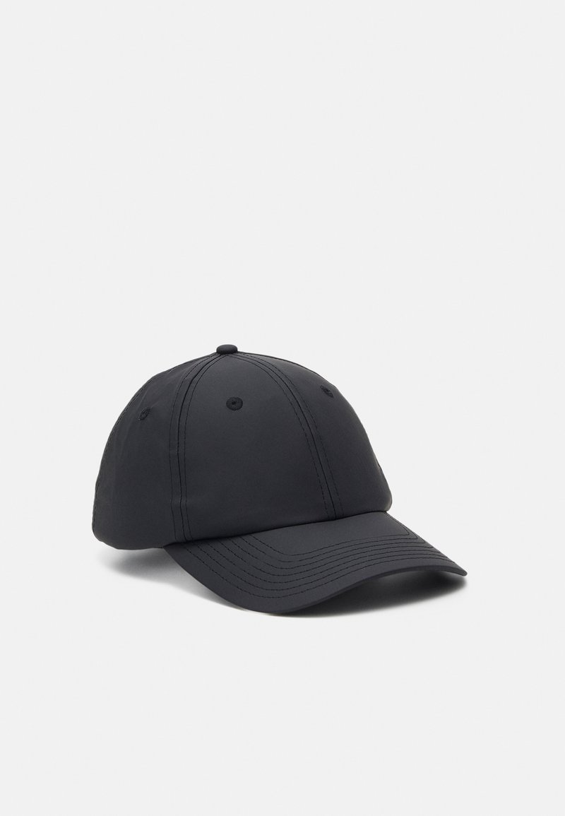 Svart stoff baseballcaps med buet skjerm, seks-panel design og synlig sømdetalj. Har ventilasjonshull for pusteevne.
