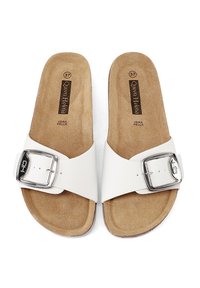 Infradito bianchi con una ampia fibbia, soletta in sughero e texture simile alla pelle scamosciata marrone. Presentano il nome del marchio "Queen Helena" sulla soletta.