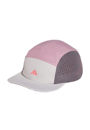Miękka różowa, biała i szara czapka sportowa z perforowaną wentylacją i małym różowym logo Adidas na białym przednim panelu.