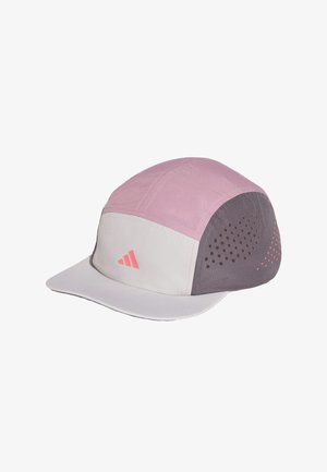 Zacht roze, wit en grijze sportpet met geperforeerde ventilatie en een klein roze Adidas-logo op het witte voorpaneel.