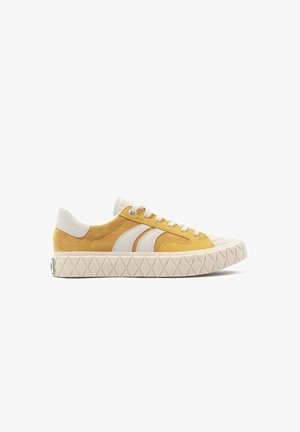 Gelbe Wildledersneaker mit weißen Textilakzenten, einer strukturierten beigen Gummisohle und drei weißen Streifen an den Seiten. Schnürdesign.