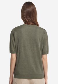 Olivgrön kortärmad stickad tröja med rund halsringning, med ribbade manschetter och nederkant, jämn textur och avslappnad passform.