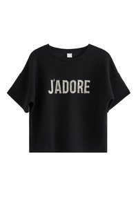 Sort cropped t-shirt med en afslappet pasform. Har metalisk "J'ADORE" tekst i sølv, korte ærmer og en bred halsudskæring. Blødt stof.