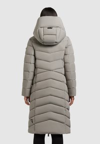 Langer, grauer Daunenmantel mit einem Chevron-Muster, einer großen Kapuze und einem Logo-Label auf der unteren linken Seite. Verfügt über einen Reißverschluss am Saum und seitliche Taschen.