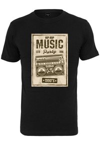 Sort bomulds T-shirt med et vintage design, der har et boombox-grafik, "HIP-HOP MUSIK Fest stiftet 1996," og "1990'erne" tekst i en slidt stil.