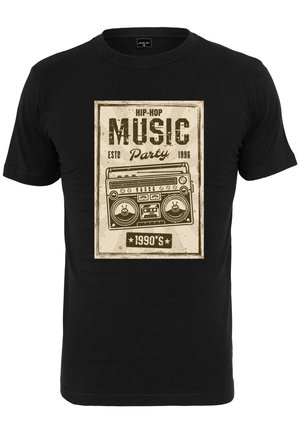 Sort bomulds T-shirt med et vintage design, der har et boombox-grafik, "HIP-HOP MUSIK Fest stiftet 1996," og "1990'erne" tekst i en slidt stil.