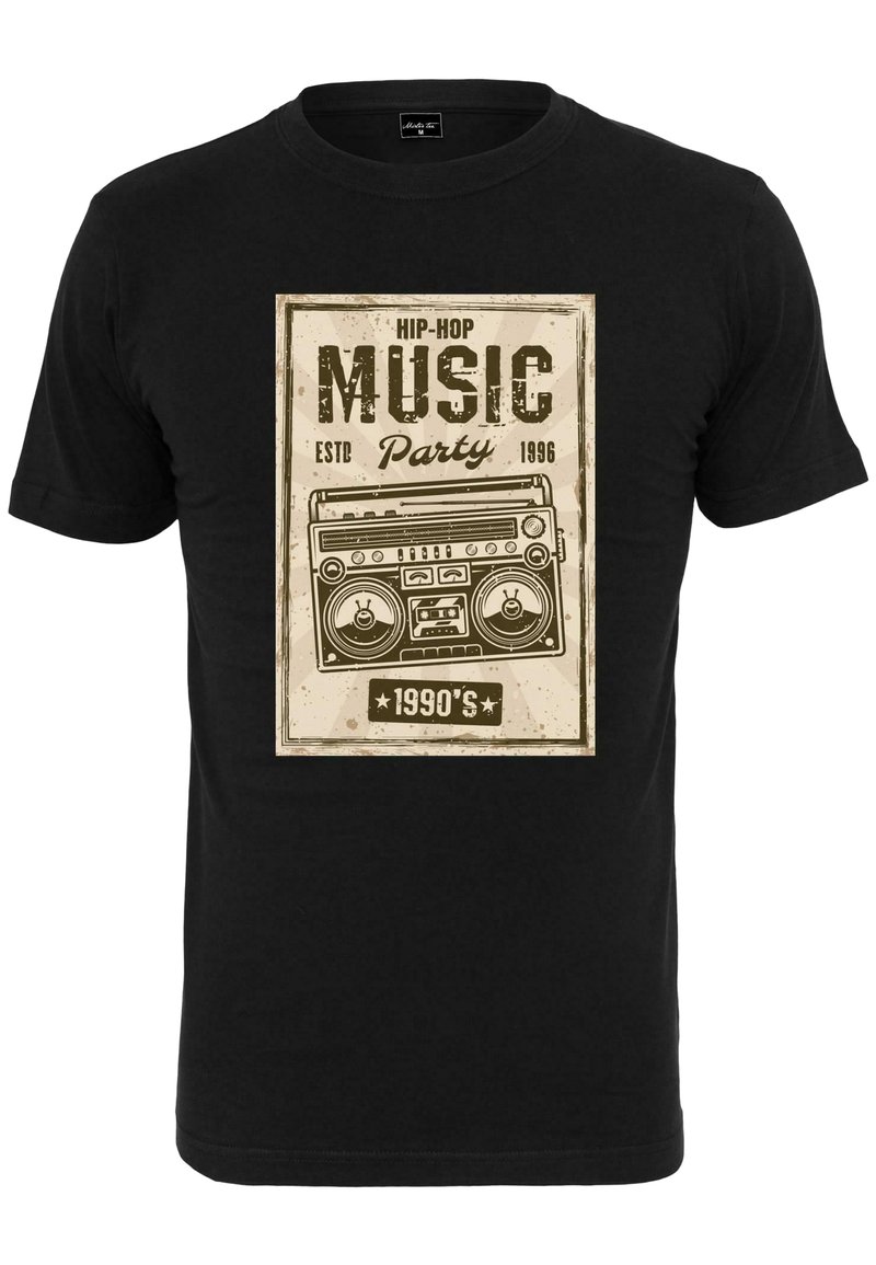Sort bomulds T-shirt med et vintage design, der har et boombox-grafik, "HIP-HOP MUSIK Fest stiftet 1996," og "1990'erne" tekst i en slidt stil.