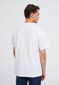 Terranova CON ORSETTO E SCRITTE - T-shirt con stampa - bianco ottico