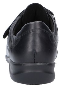 Schwarzer Lederschuh mit abgerundetem Heck, glatter Textur, minimalen Nähten und niedrigem Absatz. Besitzt einen Klettverschluss zur Schließung.