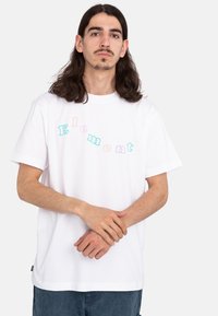 Witte t-shirt gemaakt van katoen met kleurrijke, speelse tekst die "Element" in een gebogen lay-out zegt. Korte mouwen en een ontspannen pasvorm.