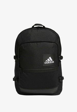 Mochila Adidas negra con una tela suave, bolsillo delantero con cremallera, espalda acolchada y parche con el logotipo. Presenta correas ajustables y detalles de malla.