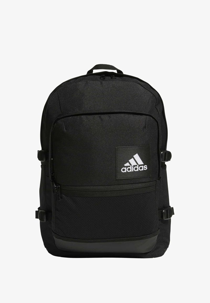 Zaino Adidas nero in tessuto morbido, con tasca frontale con zip, schienale imbottito e patch con logo. Dotato di spallacci regolabili e dettagli in rete.