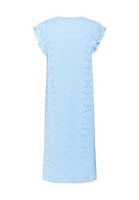 Rochie de culoare albastru deschis, confecționată dintr-un material texturat cu un model în formă de valuri, cu mâneci scurte și evazate și o croială dreaptă. Fără închideri sau detalii vizibile.