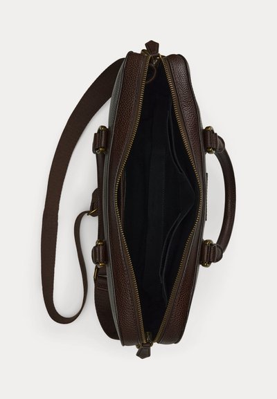 Mörkbrun läderportfölj med guldfärgad dragkedja, justerbar axelrem, övre handtag och öppen huvudfack som visar svart tygfoder.