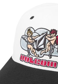 Weißer Baseball-Cap mit schwarzem Schirm, versehen mit gestickten Cherubinen und einer Diamantgrafik, darunter in fettem roten Text "VOLCOM".