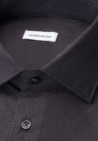 Camicia button-up grigia scura con tessuto testurizzato, presenta un colletto a punta, un bottone nero e un'etichetta bianca con la scritta "seidensticker."
