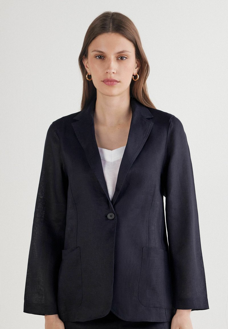 Granatowa marynarka wykonana z lnu, z pojedynczym guzikiem, dwoma przednimi kieszeniami oraz usztywnioną konstrukcją z długimi rękawami.