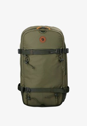 Sac à dos vert olive en matériau durable. Doté d'un motif en grille, de fermetures éclair et de boucles, de sangles réglables et d'un patch logo.