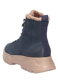 Bota de cuero de color azul oscuro con forro de tejido sintético, suela de goma beige y diseño con cordones. Cuenta con una pestaña en la parte posterior para facilitar su uso.