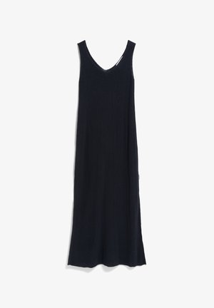 Mörk marinblå ärmlös klänning med V-ringning och ribbad textur. Lång och rak design, med subtila sidoklyftor för rörelse.