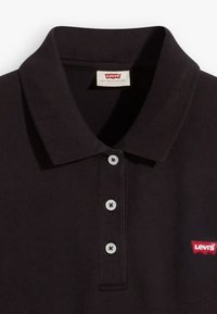Černé polo tričko z bavlny, s límečkem, třemi knoflíky a malým červeným logem Levi's na levé straně hrudi. Hladká textura.