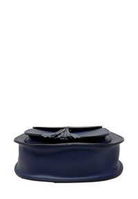 Granatowa skórzana torba na ramię z przednią klapą i detalem w postaci frędzli, pokazana z profilu na białym tle.