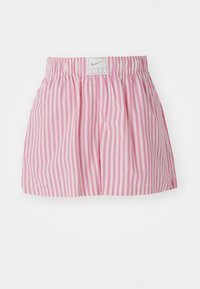 Pantalones cortos a rayas rosa y blanca con cintura elástica. Presenta una etiqueta de logo en la parte frontal, fabricados con material ligero.
