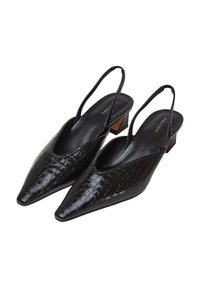 Décolleté slingback neri in pelle lucida con motivo coccodrillo, punta affusolata e tacco a blocco piccolo. Texture liscia e dettagli minimi.
