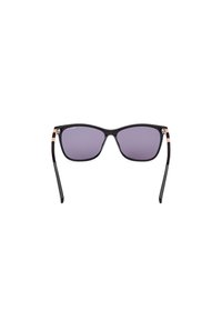 Schwarze rechteckige Sonnenbrille mit dunkellila Gläsern. Verfügt über dünne schwarze Bügel mit einer metallischen Akzentuierung am Schläfenbereich für zusätzlichen Detail.