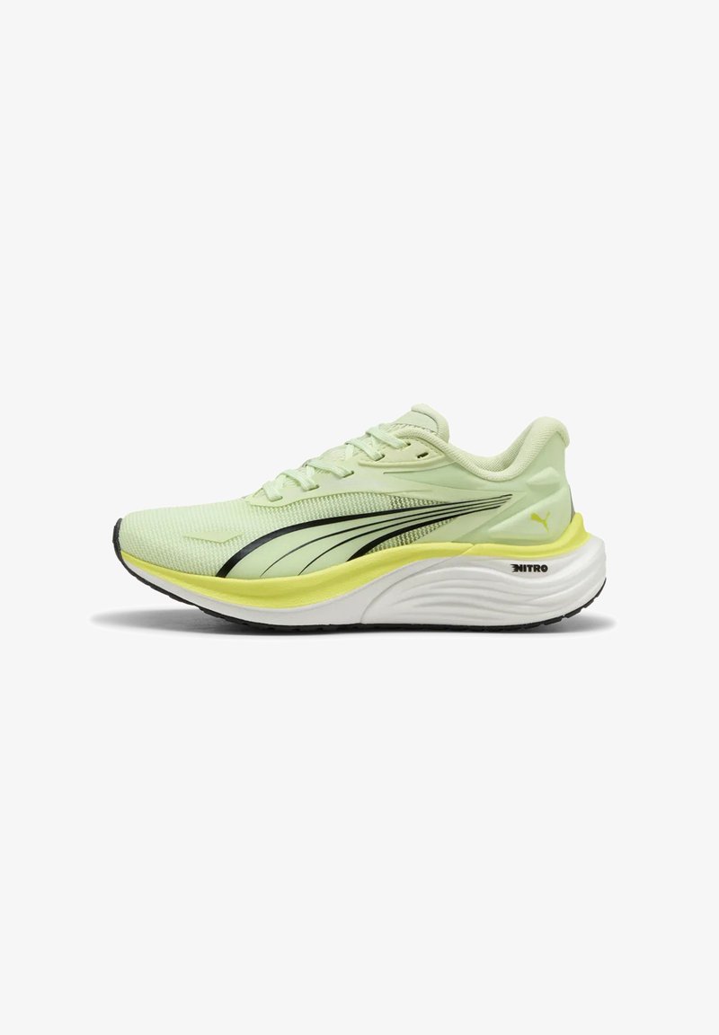 Baskets de course Puma vert clair avec une semelle intermédiaire jaune, une bande logo noire, et une semelle extérieure blanche marquée "Nitro", présentées de profil sur fond blanc.