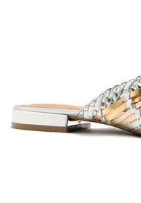 Sandal in argento e oro metallizzato, con tacco quadrato basso. Caratterizzato da una soletta liscia e un design elegante e minimalista.