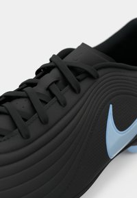 Μαύρο αθλητικό παπούτσι με υφασμένο επάνω μέρος, που διαθέτει καμπυλωτές γραμμές και λογότυπο σε ανοιχτό μπλε χρώμα. Σχεδιασμός με κορδόνια και μαύρα επίπεδα κορδόνια.