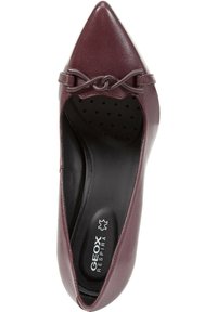 Pompa in pelle bordeaux con punta appuntita, cinturino decorativo e accento con nodo, soletta imbottita con design perforato per la traspirabilità.
