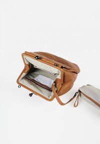 Borsa in pelle marrone con una forma strutturata, un interno foderato e una pochette con zip. Presenta una chiusura a soffietto con ferri neri.