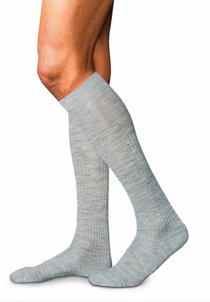Medias hasta la rodilla de color gris claro, con una textura acanalada y un acabado suave. Aptas para uso casual o formal.