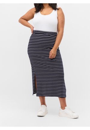 Middenlange rok met marineblauwe en witte strepen en een zijsplit. Gemaakt van rekbare stof, met een elastische tailleband. Draagt een wit tanktop en sneakers.