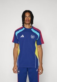 adidas Performance ARSENAL FC URBAN PURIST TEE - Apdrukāts T-krekls - victory blue/bright yellow/bright cyan